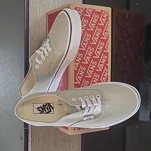NIB Women's lace up Vans